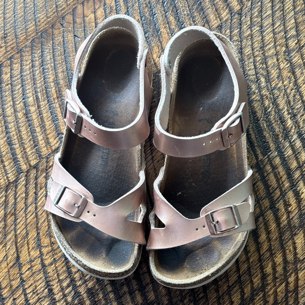 GUC — Birkenstock Kids Sandals in Metallic Rose — size 3